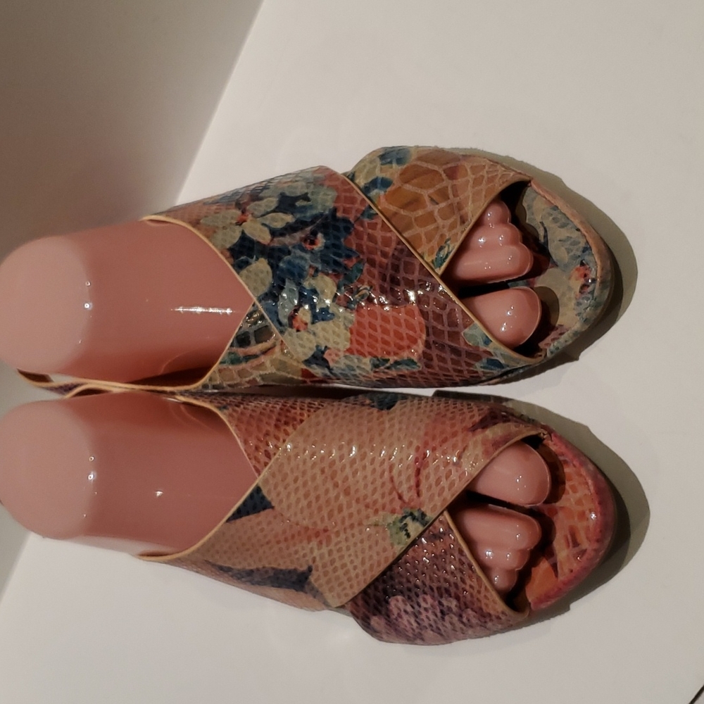 Gentle Souls by Kenneth Cole "Lillian", wedge sandals, sz 9m